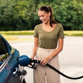 Eine Frau tankt ihre Auto mit Benzin. Die Spritpreise sinken vor den Pfingsferien.