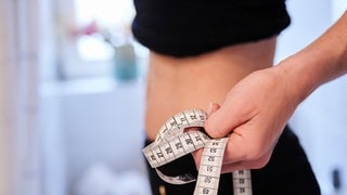 Eine extrem schlanke Frau wie in den Videos zu Skinnytok. Der Trend wird auf Tiktok, Instagram und Co verbreitet.