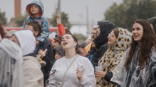 Das beste Publikum trotz Regen beim Kessel Festival in Stuttgart (Foto: SWR3, Ronny Zimmermann) Das beste Publikum trotz Regen beim Kessel Festival in Stuttgart
