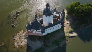 Die Zollburg Pfalzgrafenstein liegt mitten im Rhein bei Kaub. Der Rheinpegel Kaub ist bei Niedrigwasser eine wichtige Bezugsgröße für die Schifffahrt.