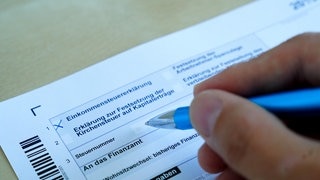 Symbolfoto;Symbolbild, Ausfuellen einer Einkommenssteuererklaerung, Steuererklaerung 2019 von Arbeitnehmer fuer das Finanzamt